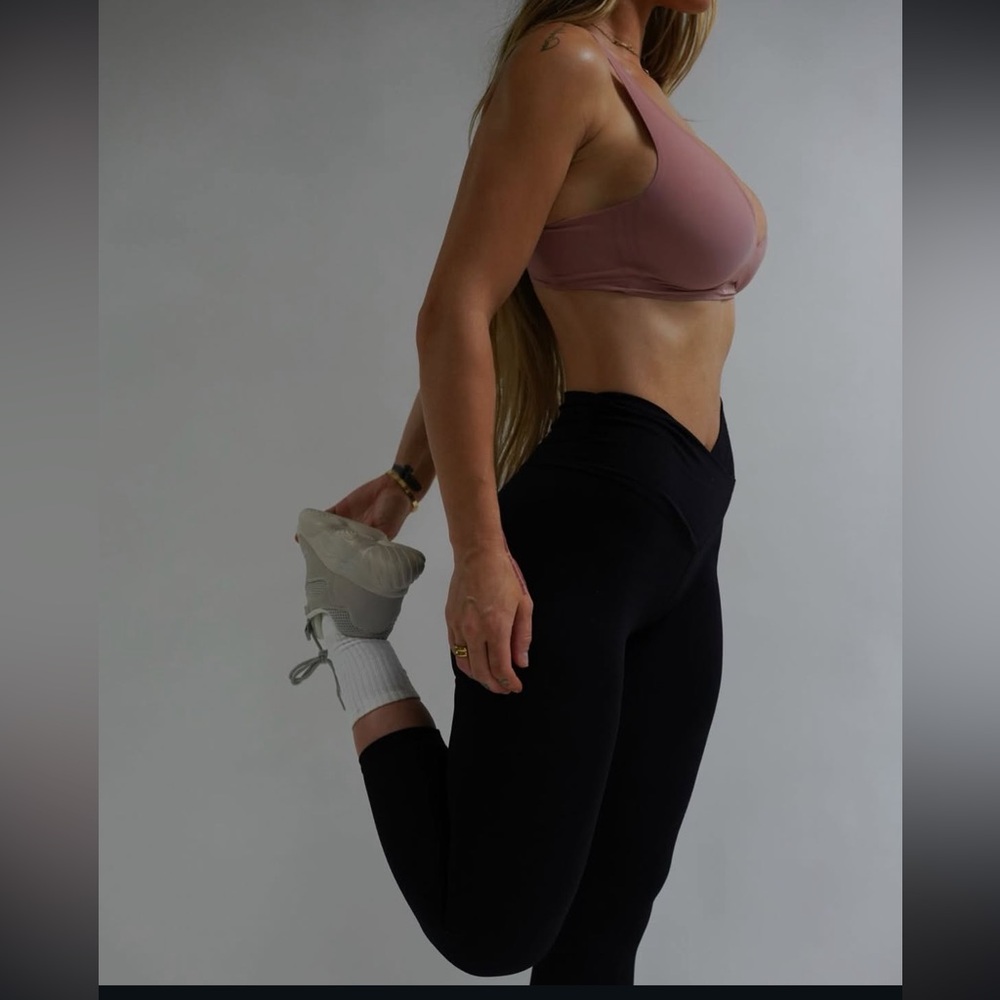 Naturyl by Niykee- V front capris black xs euc